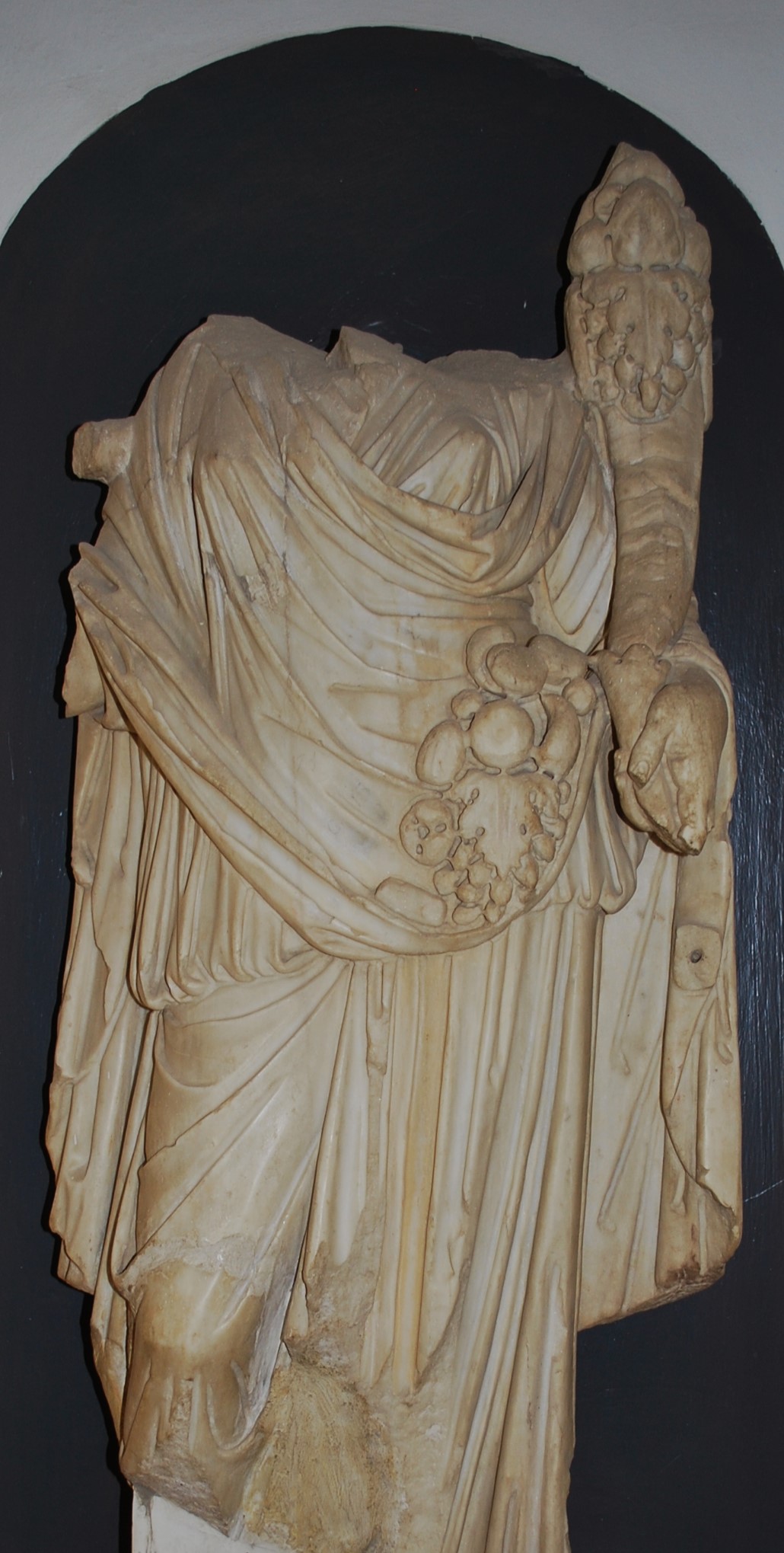 statue tenant corne d'abondance